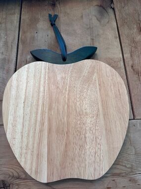 Dansk Apple Shaped Cutting Board Charcuterie Wood Bread Board Light Wood & Green